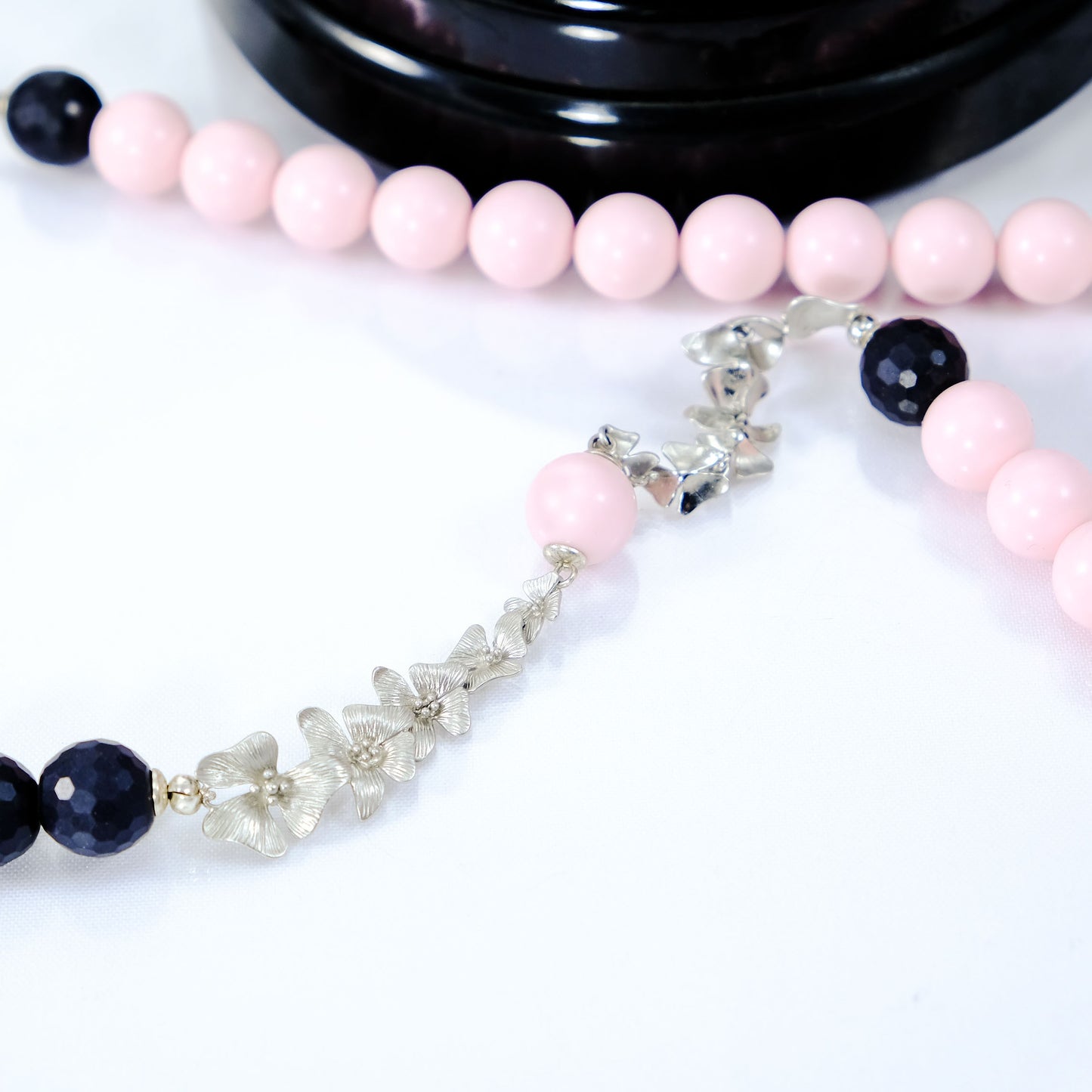 Collana ZELDA .032 lunga perle onice nero e quarzo rosa sfaccettate