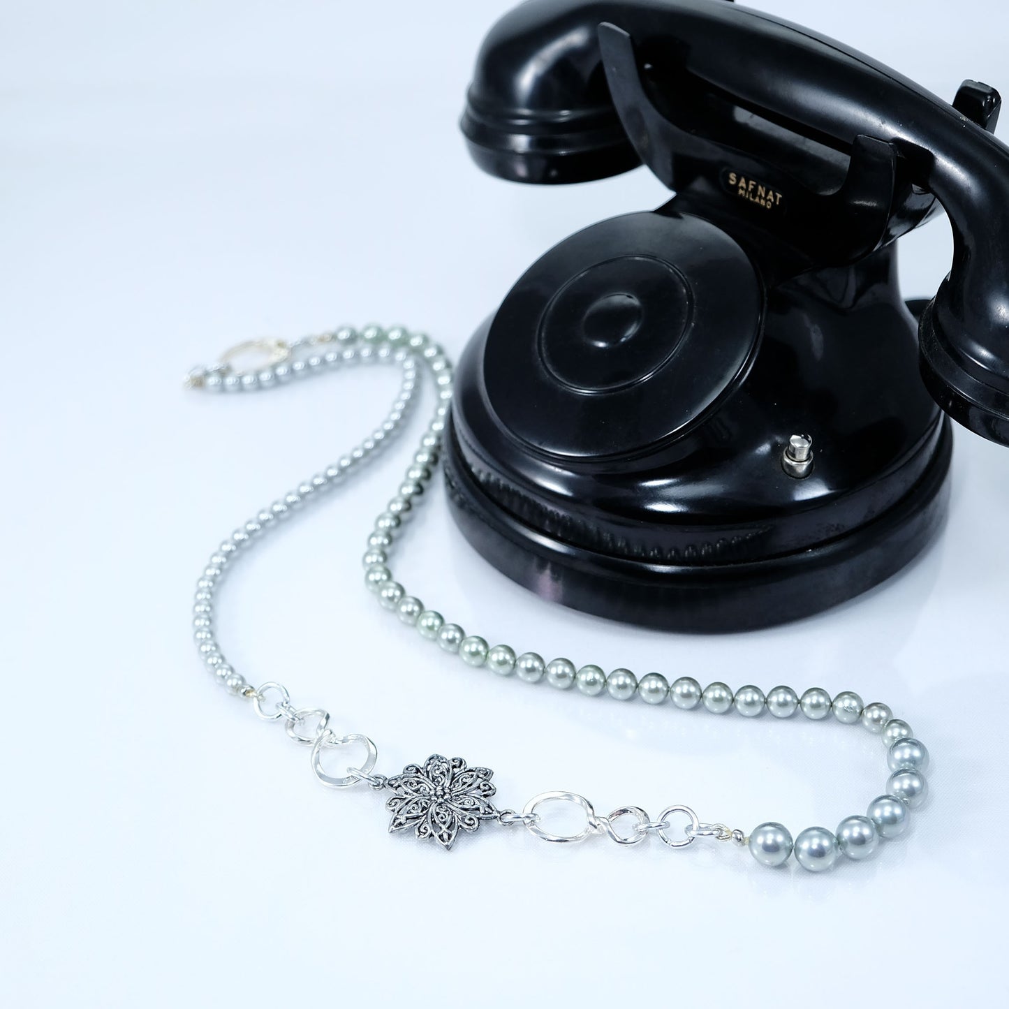 Collana LE PERLE .032 p Perle grigie con elementi metallici laterali