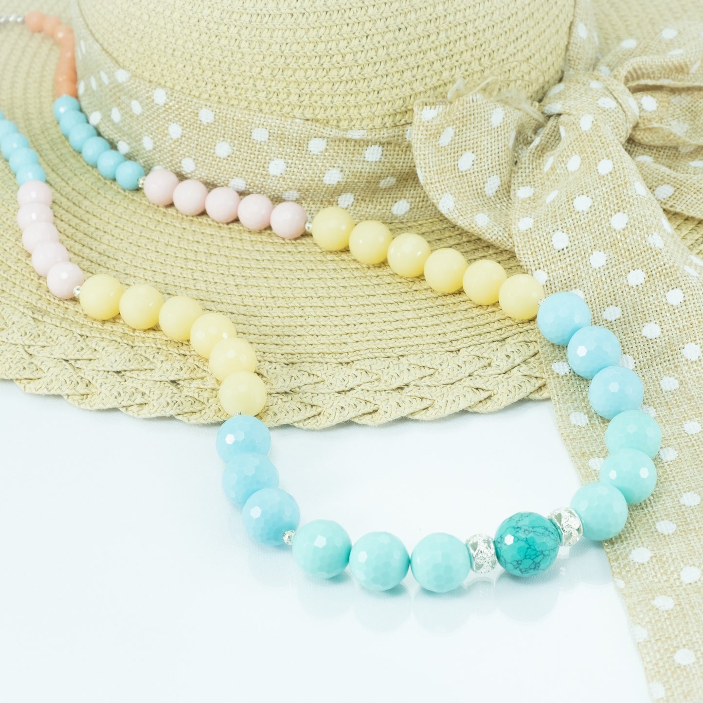 Collana SOPHIA i colori .012 Lungo filo perle in pasta di pietre di varie misure graduate e sfaccettate, elementi metallo.