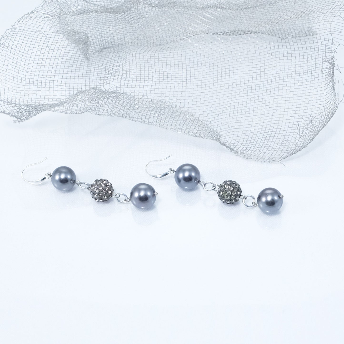 Orecchini LE PERLE .007 perle grige, strass, monachella a gancio in acciaio.