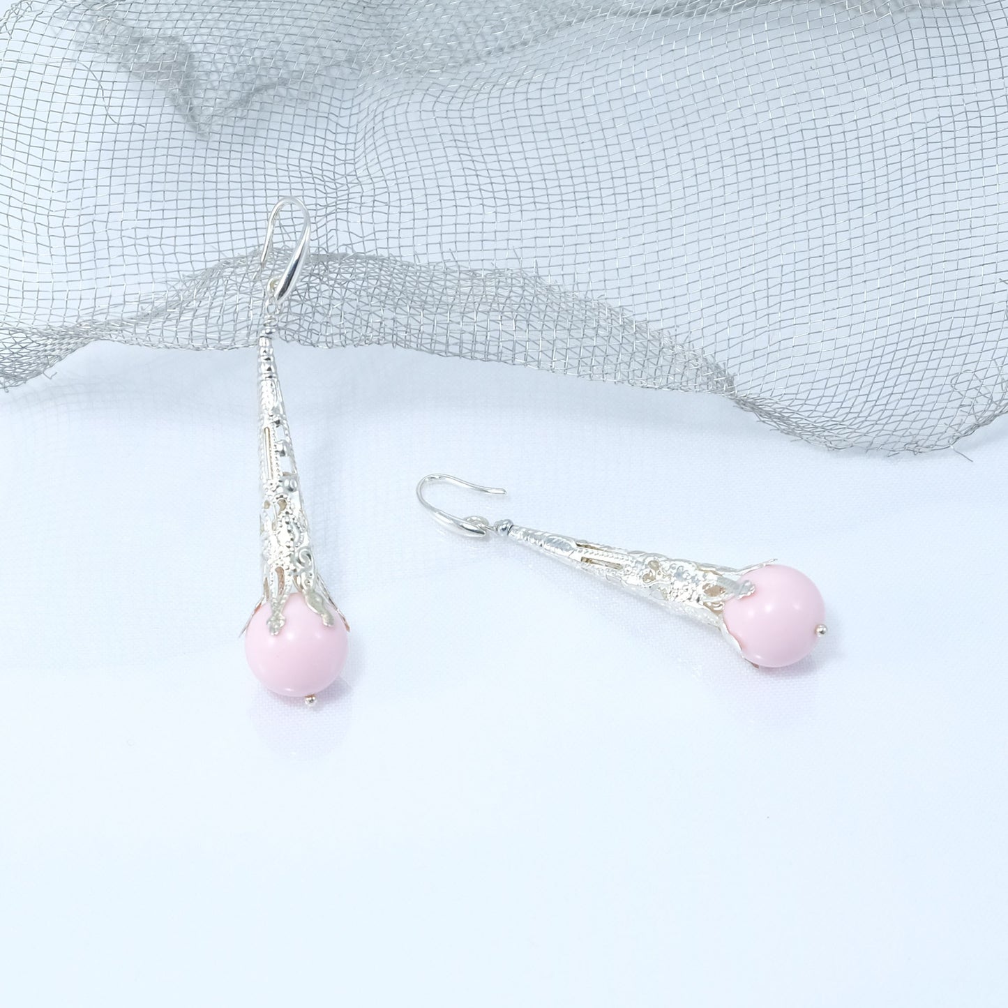 Orecchini ZELDA .009 Perla pasta corallo rosa elemento metallo, monachella a gancio.