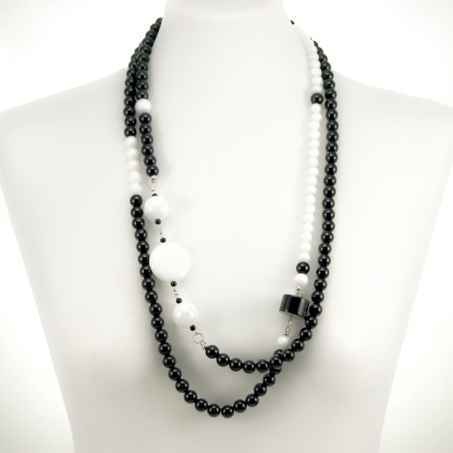 Collana LUCEOMBRA .001, lunga, con perle onice, elementi stesso colore.