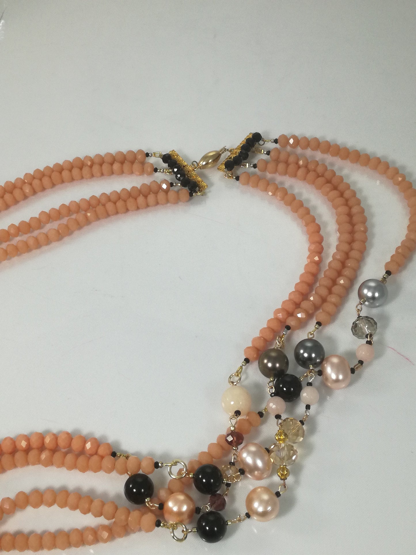 Collana I CRISTALLI .061 lunga, quattro fili cristalli rosa con inserzioni laterali di onici, perle cristalli: