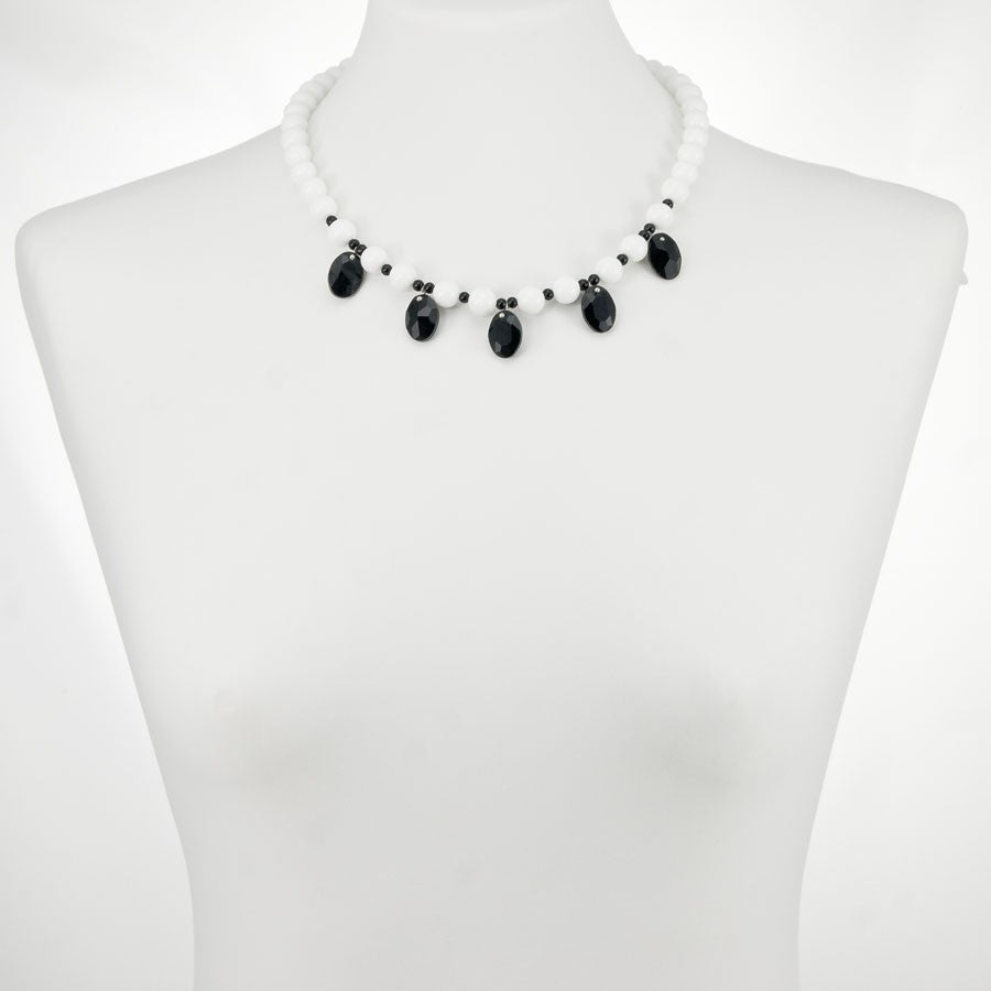 Collana LUCEOMBRA .006, perle onice bianco con gocce di cristalli neri.