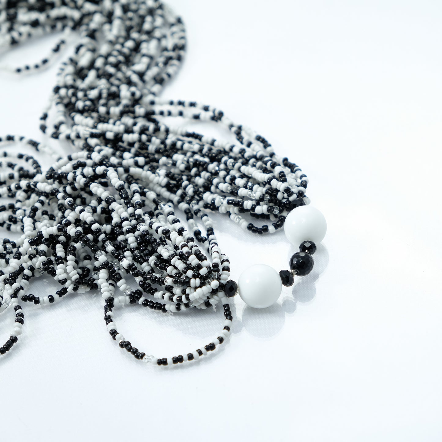 Collana LUCEOMBRA .015 venti fili di rocailles bianco-nere.