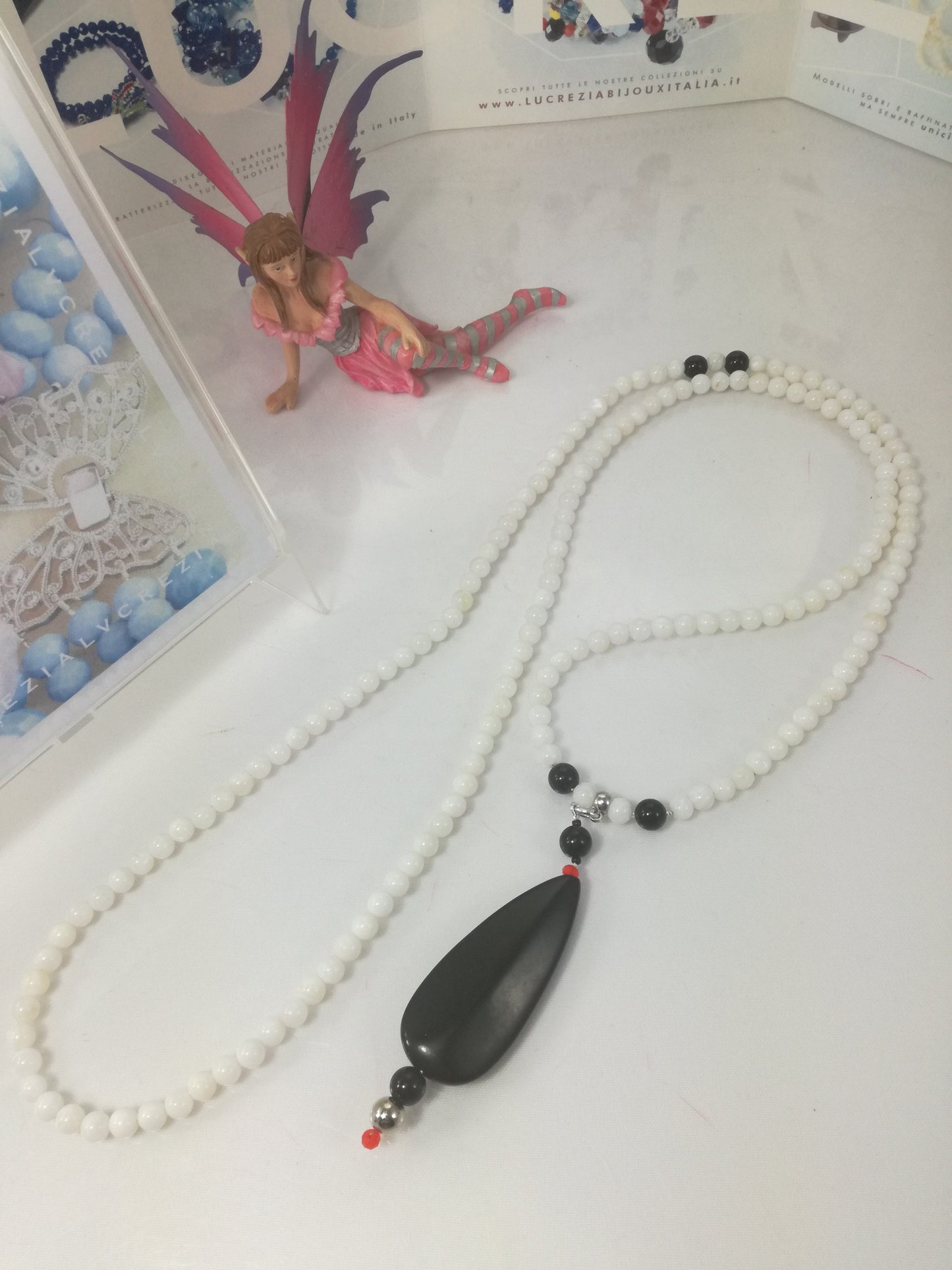Collana LUCEOMBRA .016 lunga, perle agata ciondolo con fuso onice.