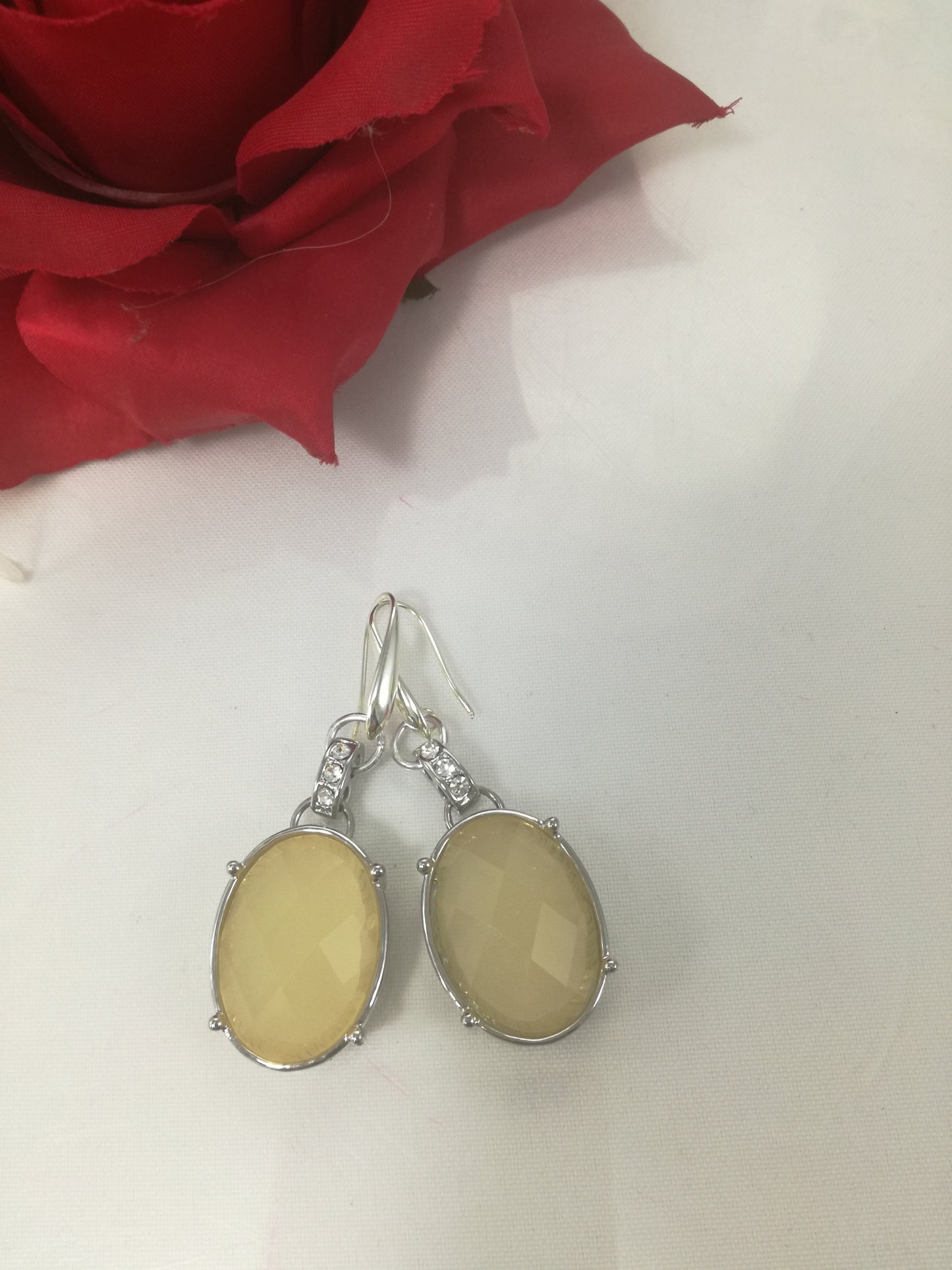 Orecchini ZELDA .024 grande cristallo champagne incastonato.