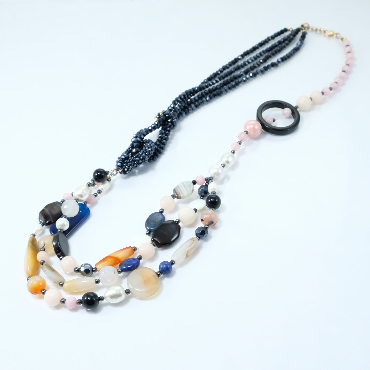 Collana ZELDA .061 Quattro fili cristalli neri con veri fili di perle e pietre varie forme e dimensioni.