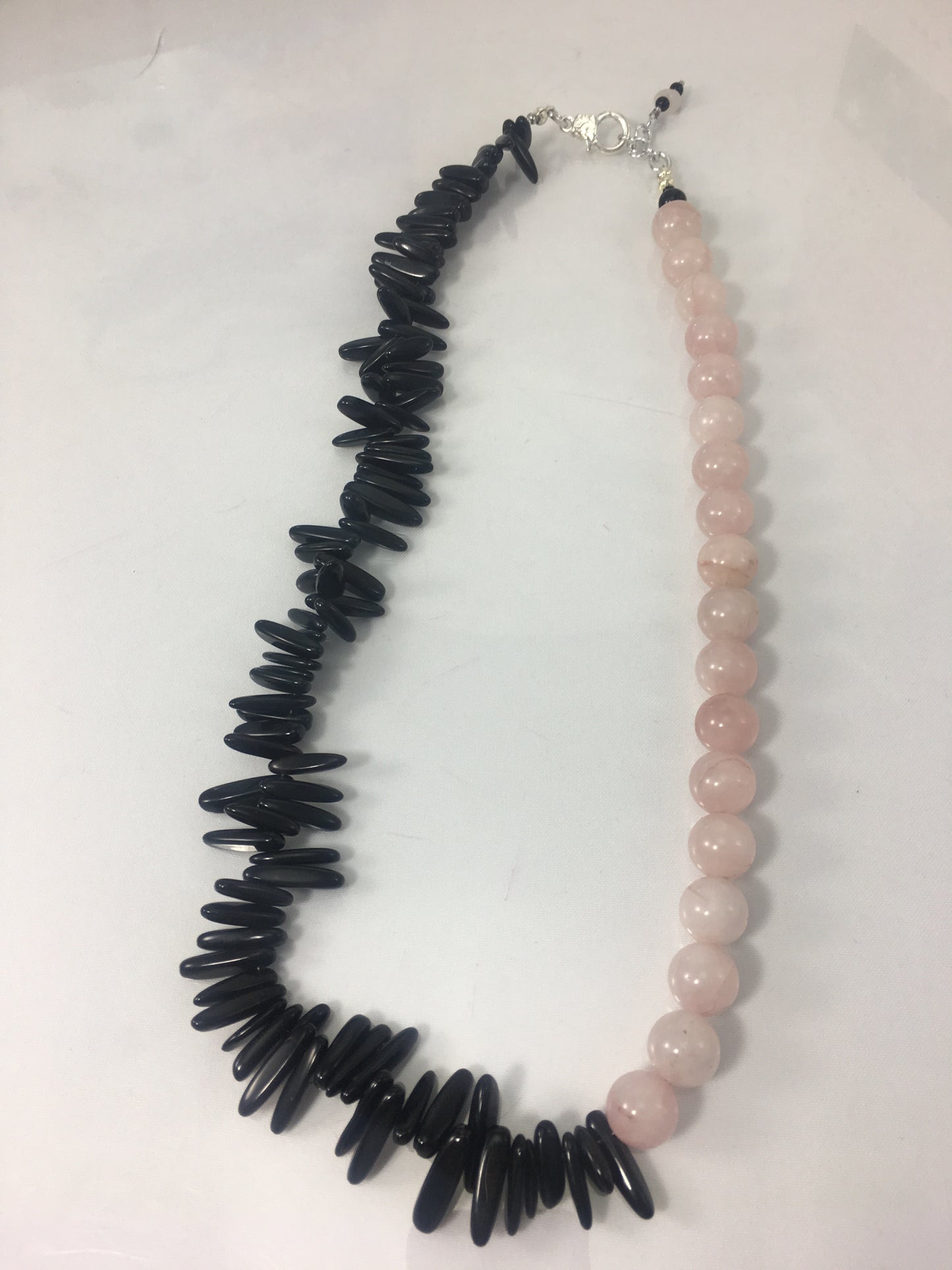 Collana LE PIETRE .063 filo di perle quarzo rosa e schegge irregolari di onice.