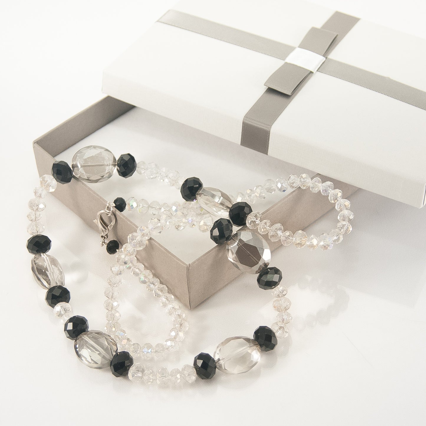 Collana I CRISTALLI .053 filo di cristalli trasparenti e neri e connettori cristallo fumè.