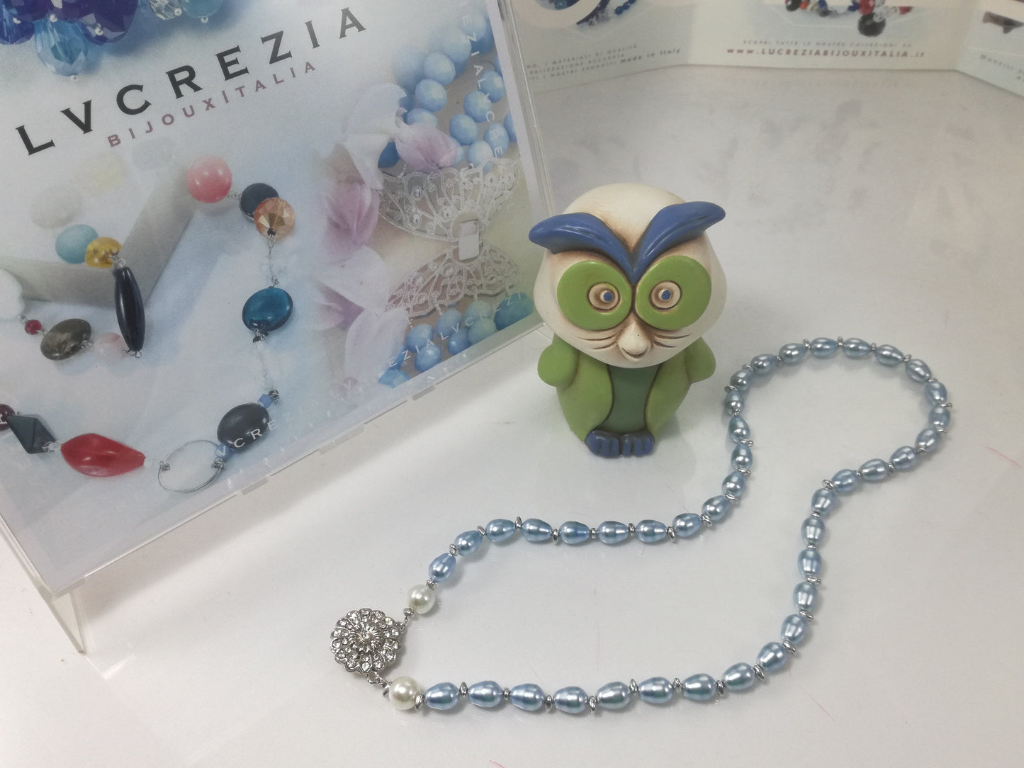 Collana LE PERLE .024 perline azzurre chiusura a fiore.