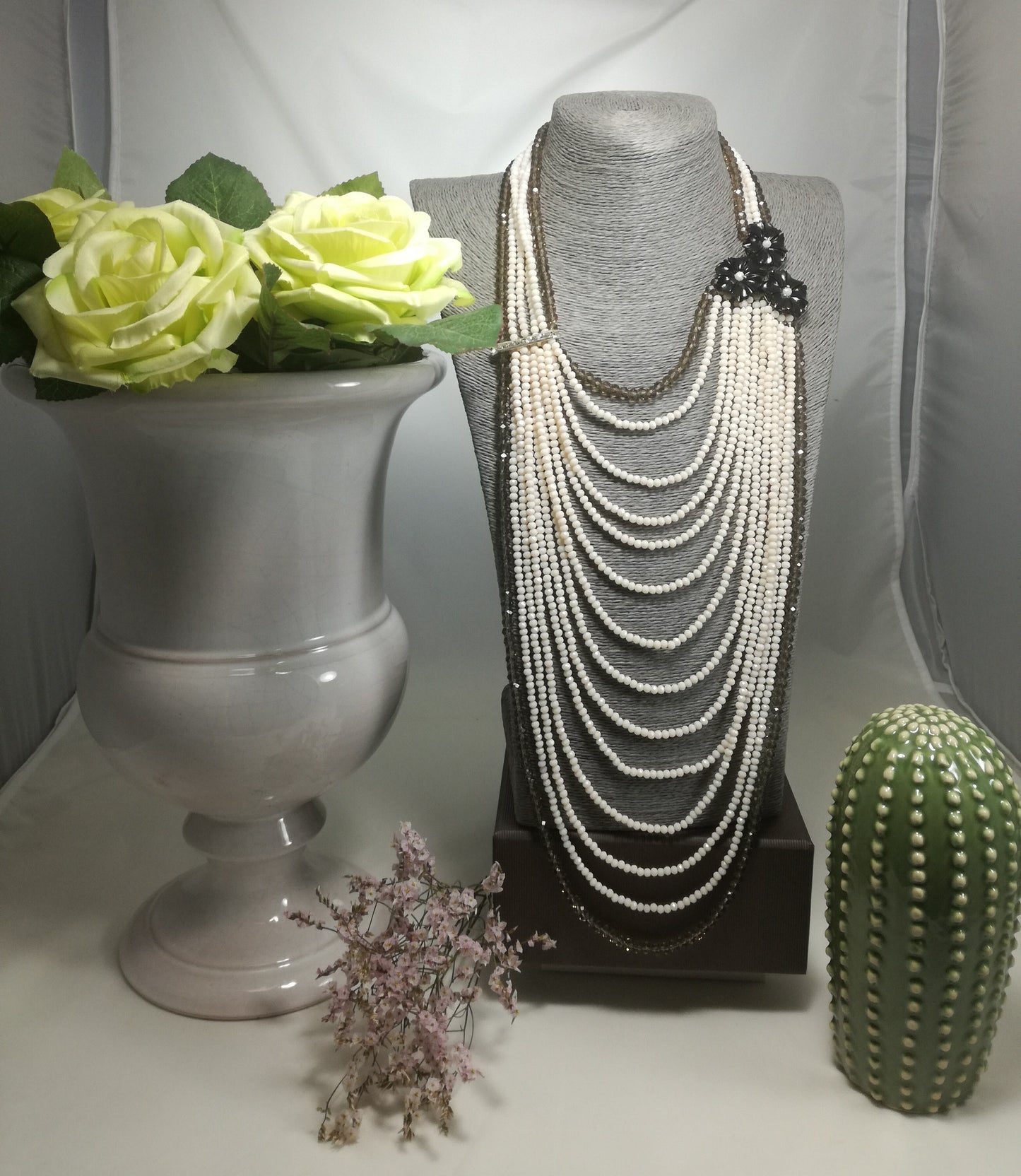 Collana I CRISTALLI .080 13 fili piccoli cristalli avorio e fiori neri in resina, bordo esterno filo cristalli tortora.