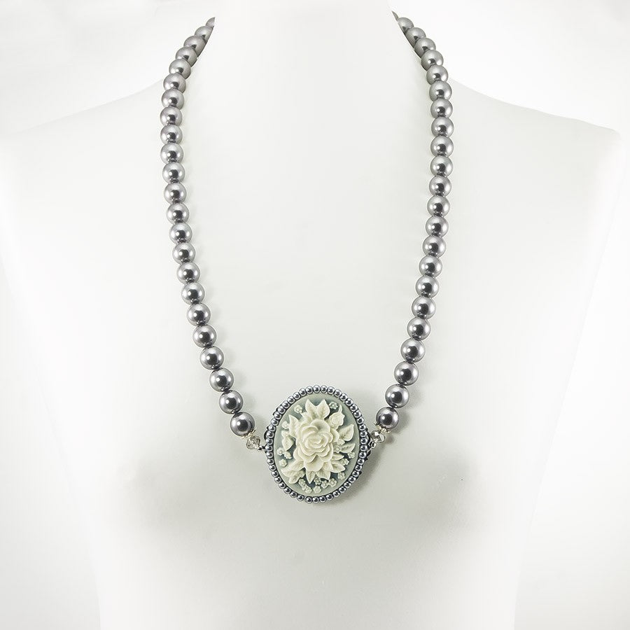Collana LE PERLE .023 perle sintetiche, chiusura madreperla, cameo centrale.