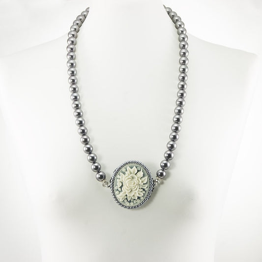Collana LE PERLE .023 perle sintetiche, chiusura madreperla, cameo centrale.