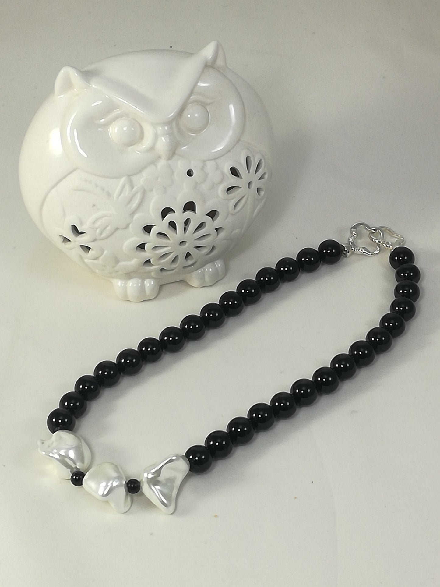 Collana LE PIETRE .033 perle onice, centrale di perle irregolari sintetiche, chiusura a fiore.