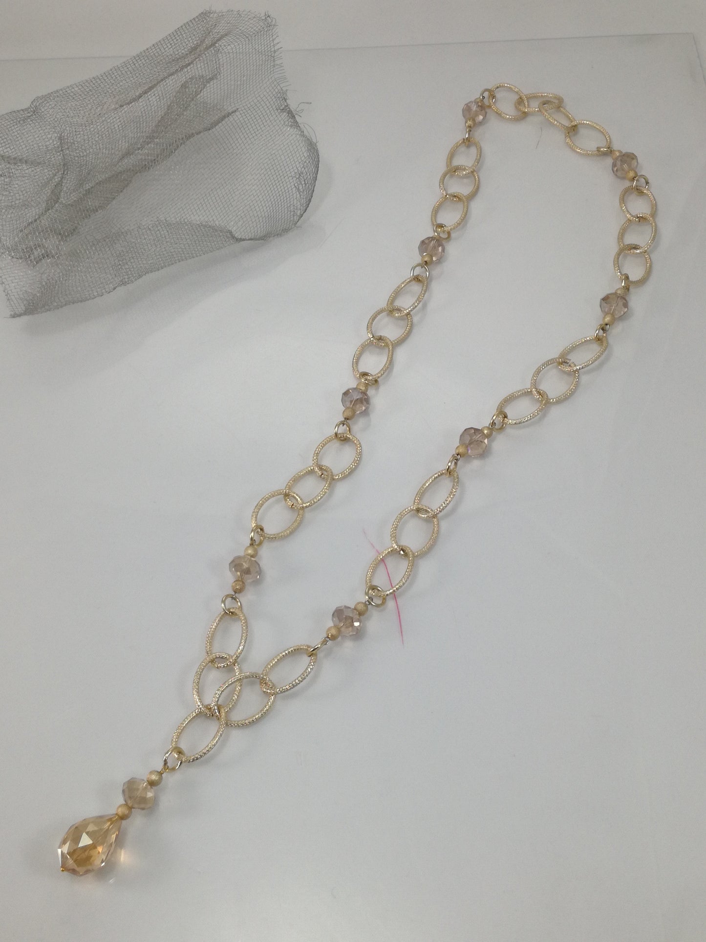 Collana ZELDA .070 metallo dorato, connettori e ciondolo cristallo e palline, metallo.