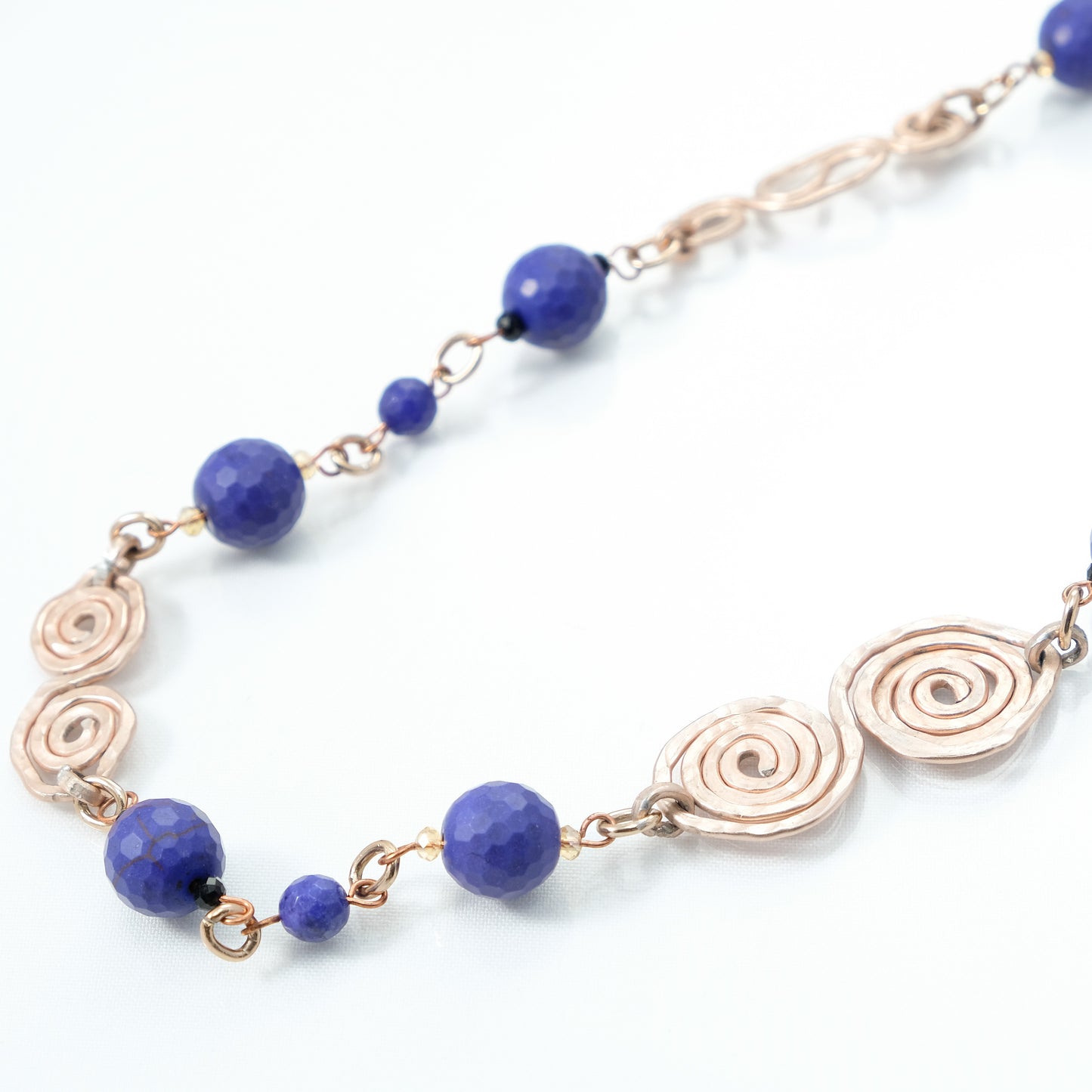 Collana ZELDA .048 perle di lapislazzuli, maglie metallo, elementi wire dorato.