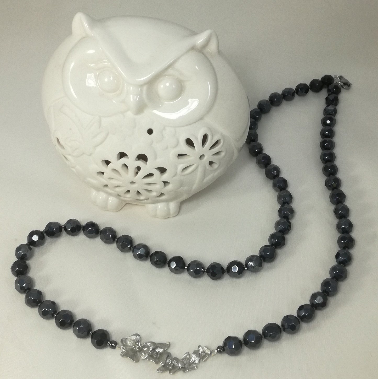 Collana LE PIETRE .067 perle sfaccettate di ematite con connettore metallico a fiori.