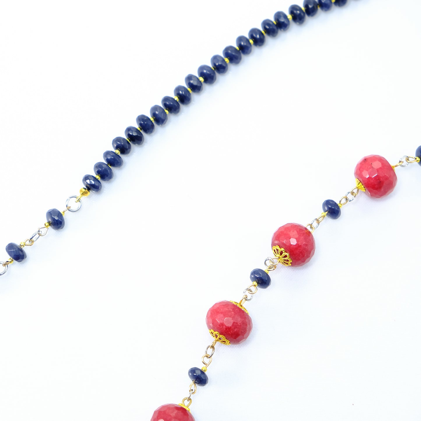 Collana LE PIETRE .061 perle agata rossa e lapislazzuli legate da metallo dorato.