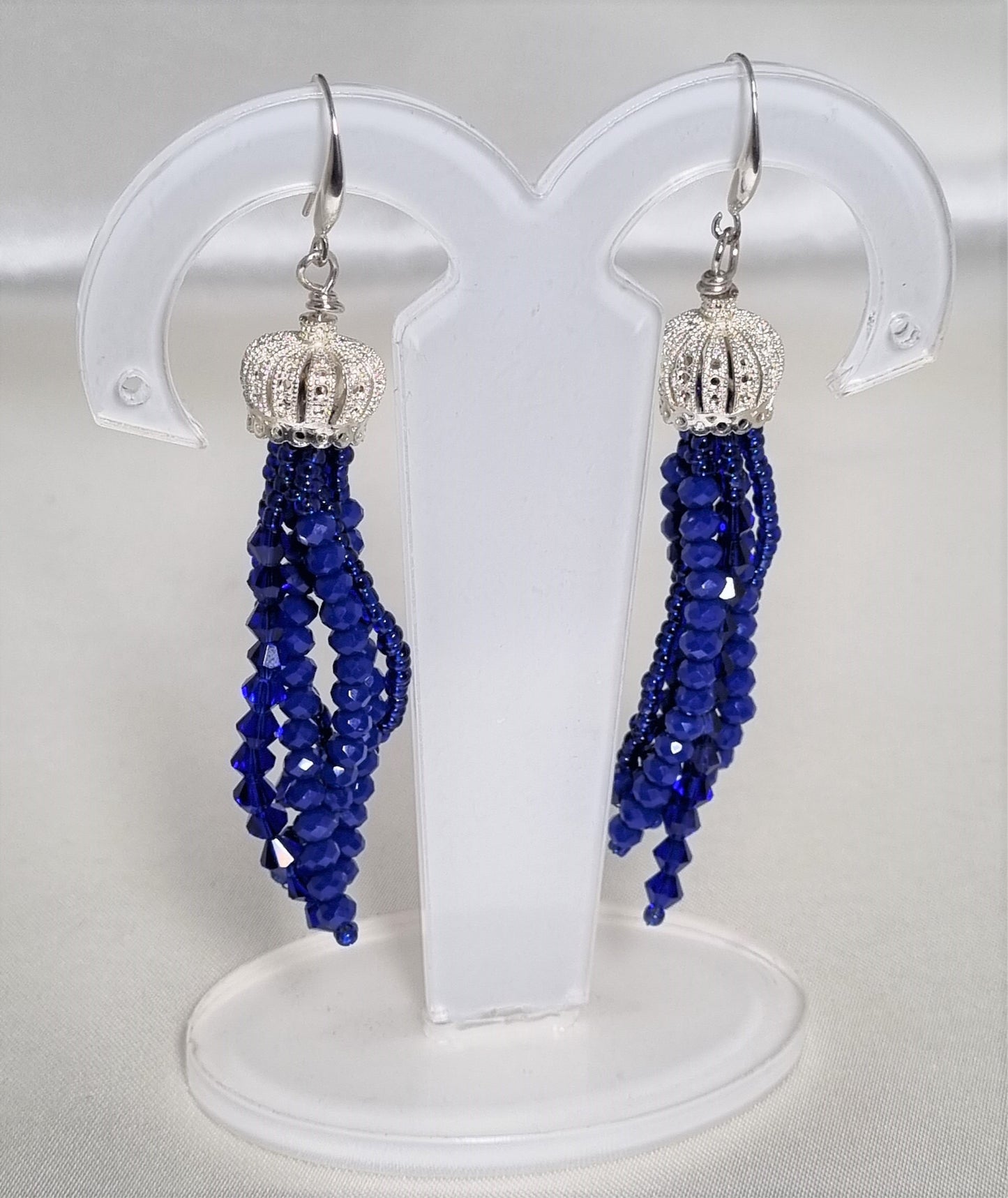 Collana I CRISTALLI .096 lunga, cristalli blu ciondolo corona argentata e ciuffo cristallini blu