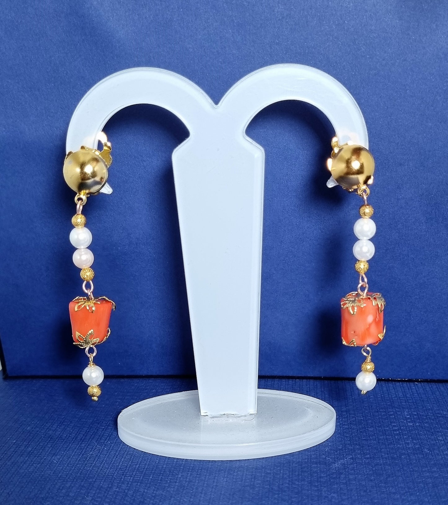 Orecchini LE PERLE .028 perline cubetto corallo, monachella a clips.