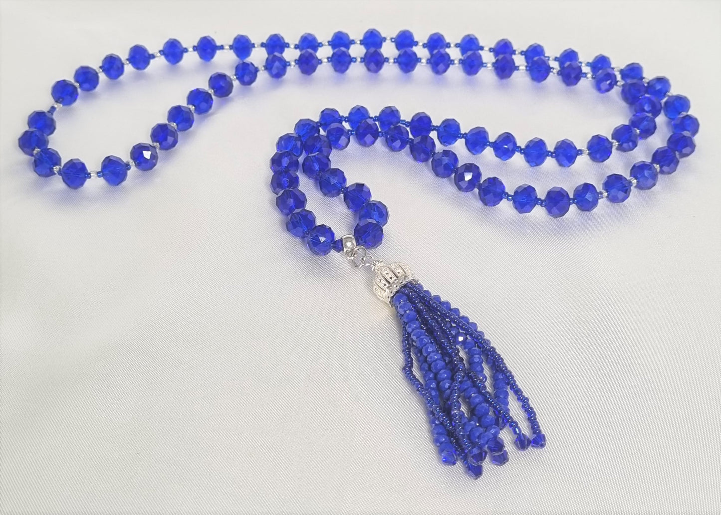 Orecchini I CRISTALLI .056 ciuffo di piccoli cristalli blu e coroncina argentata.