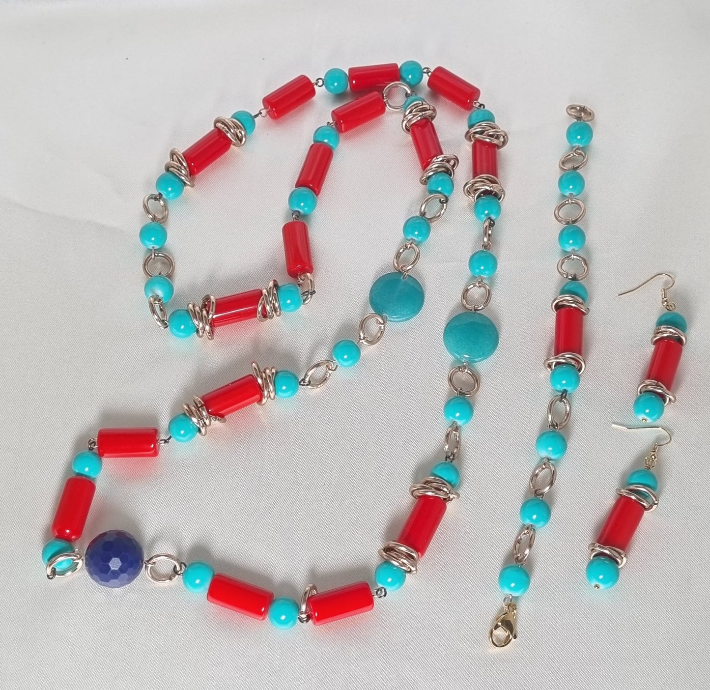 Orecchini LE PIETRE .036 corallo, turchese, metallo dorato.