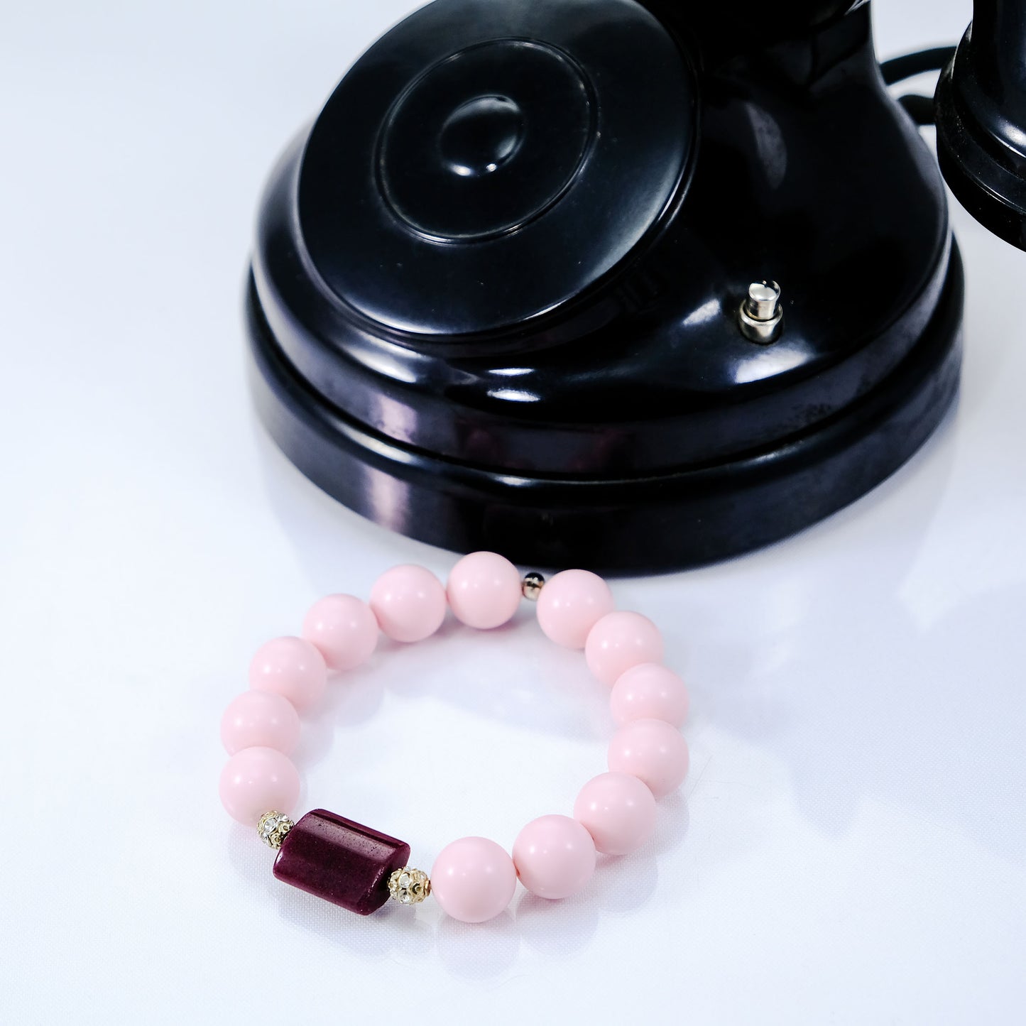 Bracciale ZELDA 034 elastico, pasta di corallo rosa e agata fucsia.