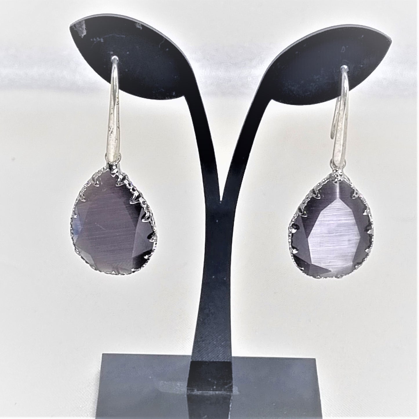 Orecchini I CRISTALLI .058 goccia cristallo incastonato colore ametista.