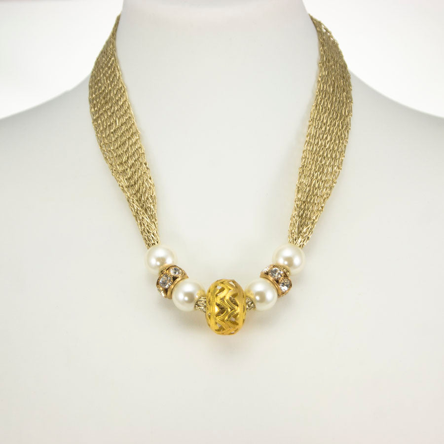 Collana GARBO il vintage .007 rete dorata, boule centrale metallo dorato traforato, perle, Anni '20.