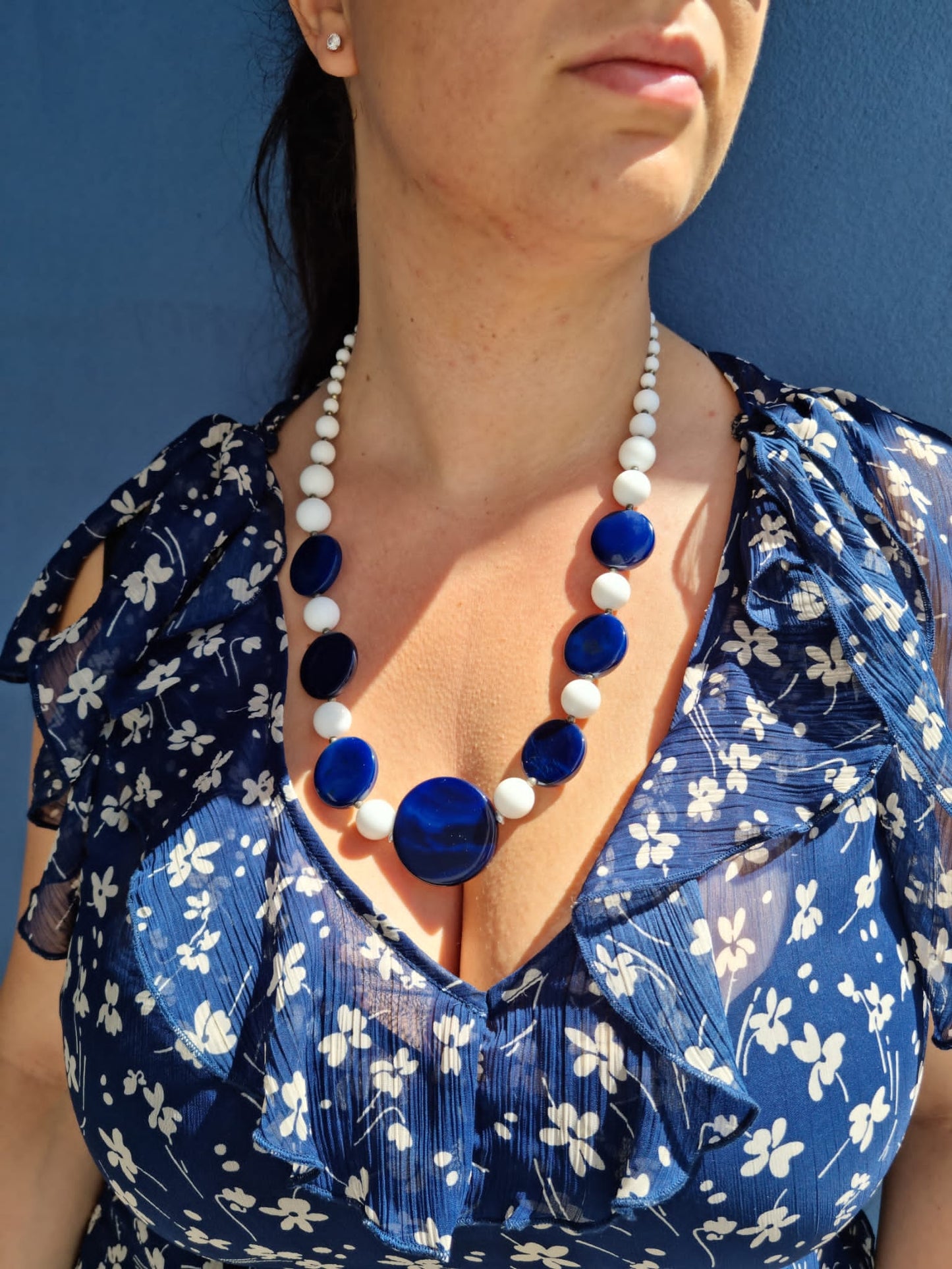 Collana LE PIETRE .055 piccole perle agata bianca e bottoni agata blu.