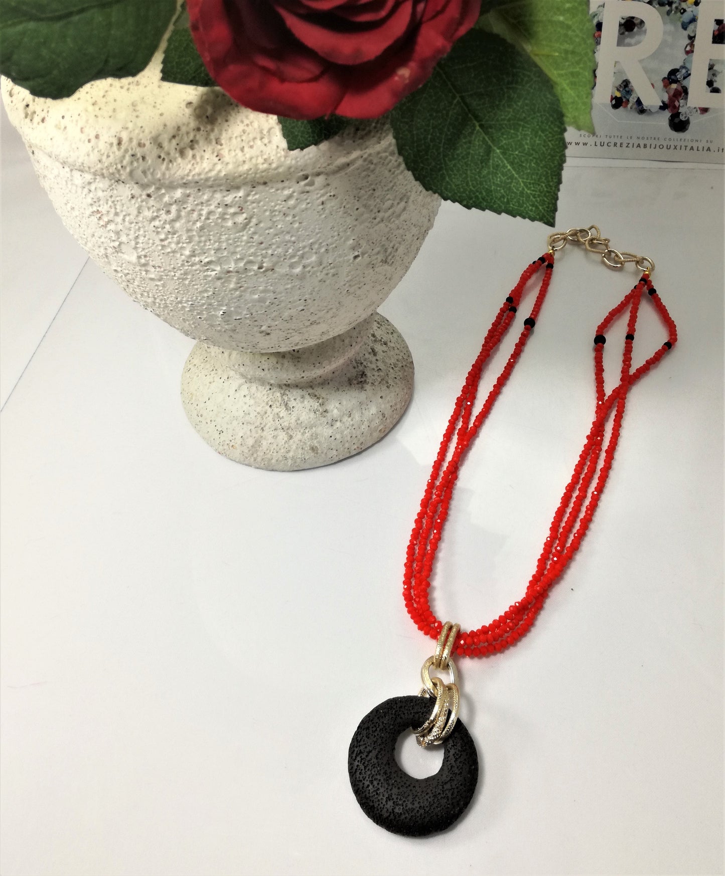 Collana I ROSSI .026 Tre fili di cristalli rossi e cerchio pietra vulcanica