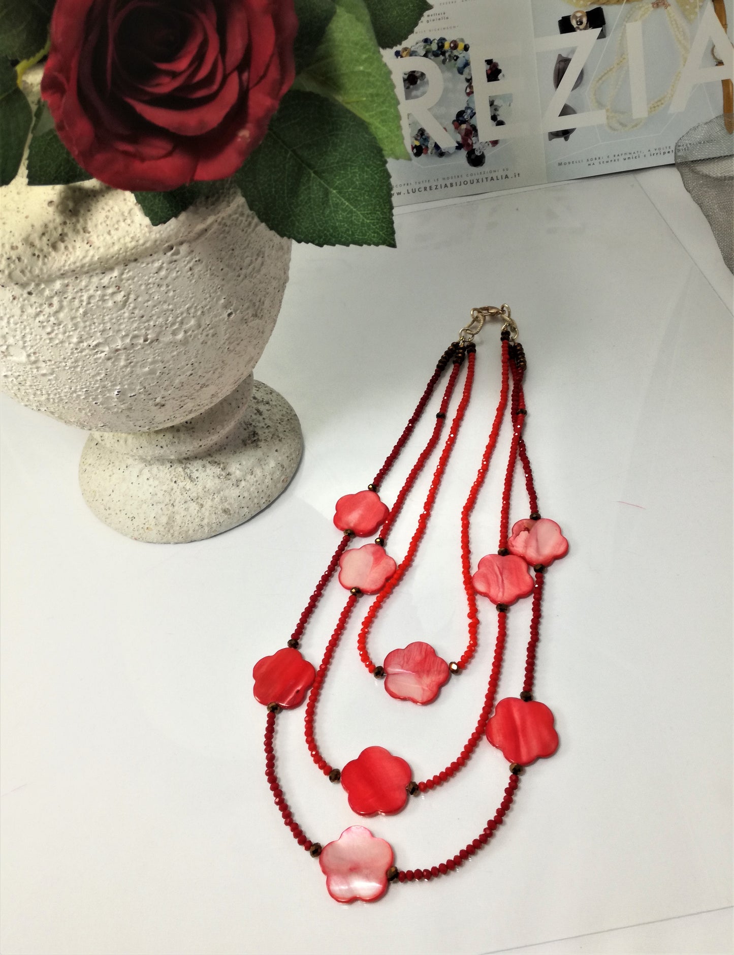 Collana I ROSSI .026 cristalli rossi e fiori madreperla.