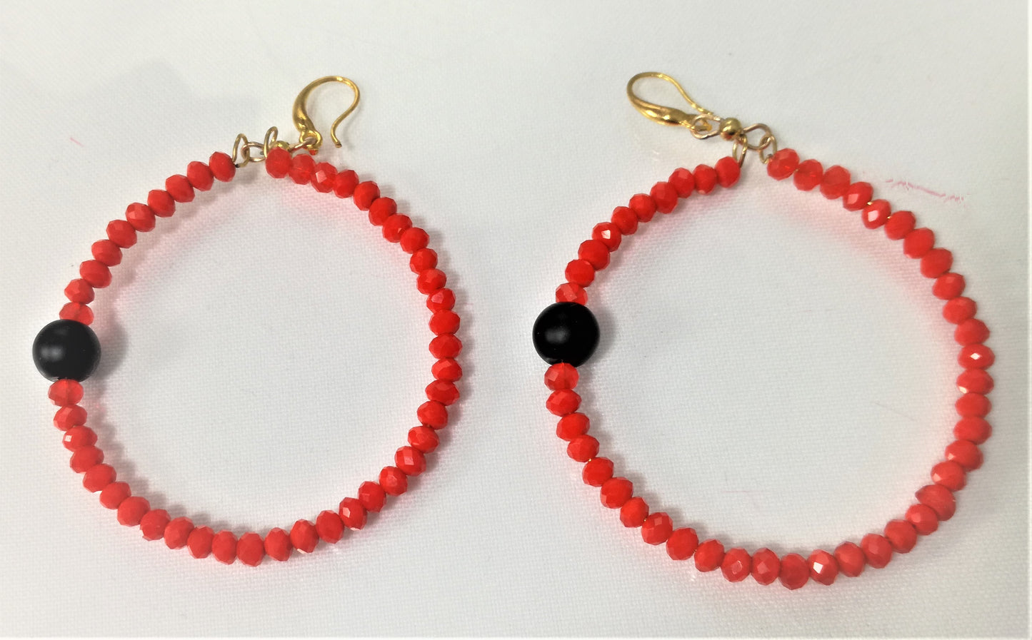 Orecchini I ROSSI .004 cerchio di piccoli cristalli rosso arancio e perla matta sw .