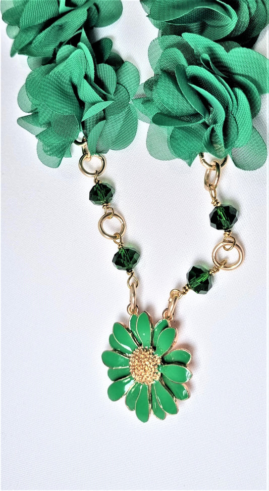 Collana LE ROSE .021 verde smeraldo, fiori tessuto e smalto con cristalli e metallo dorato.