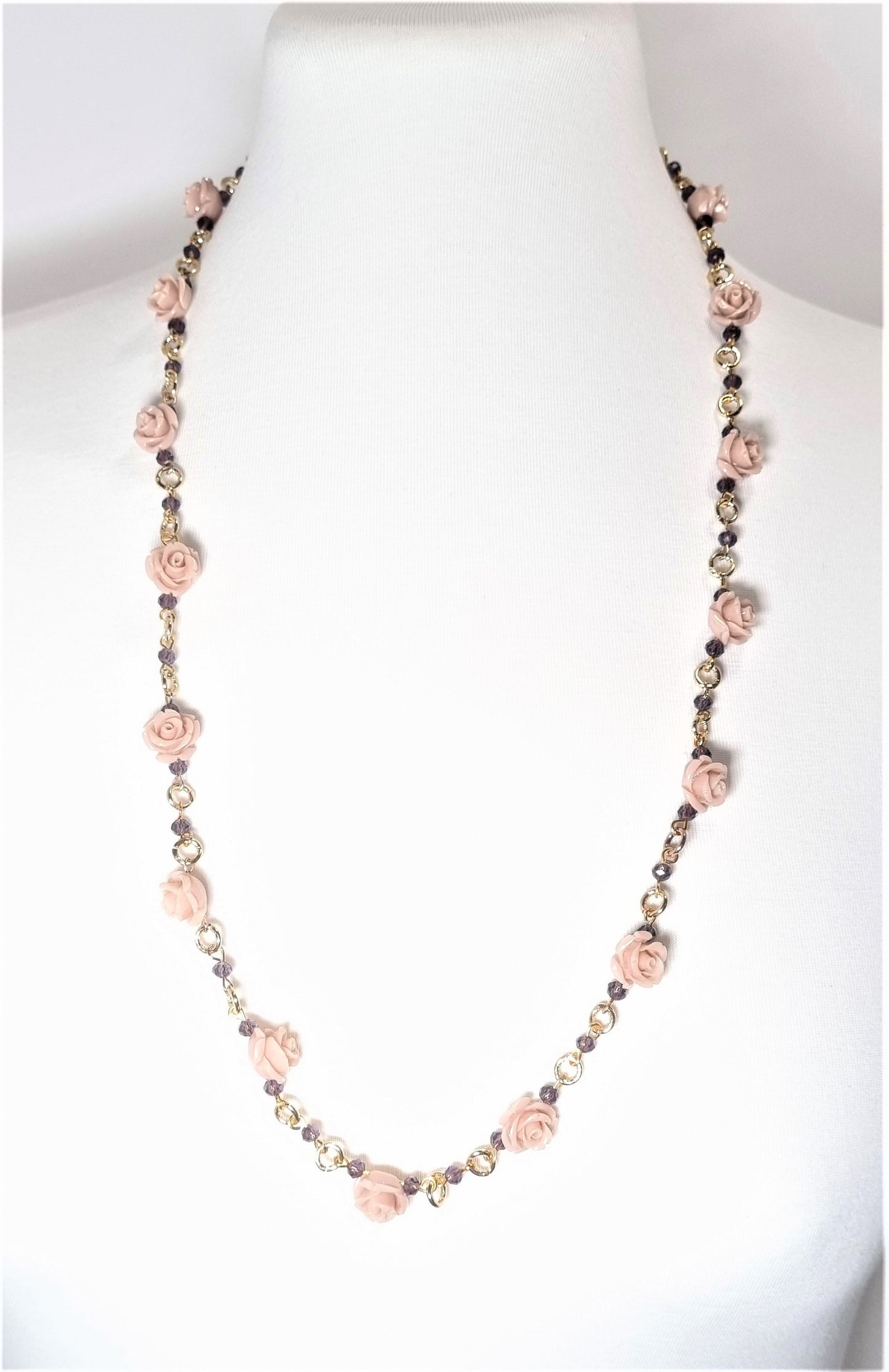Collana LE ROSE .014 Un filo di maglie metallo dorato, piccoli cristalli violacei e piccole rose in resina color cipria.