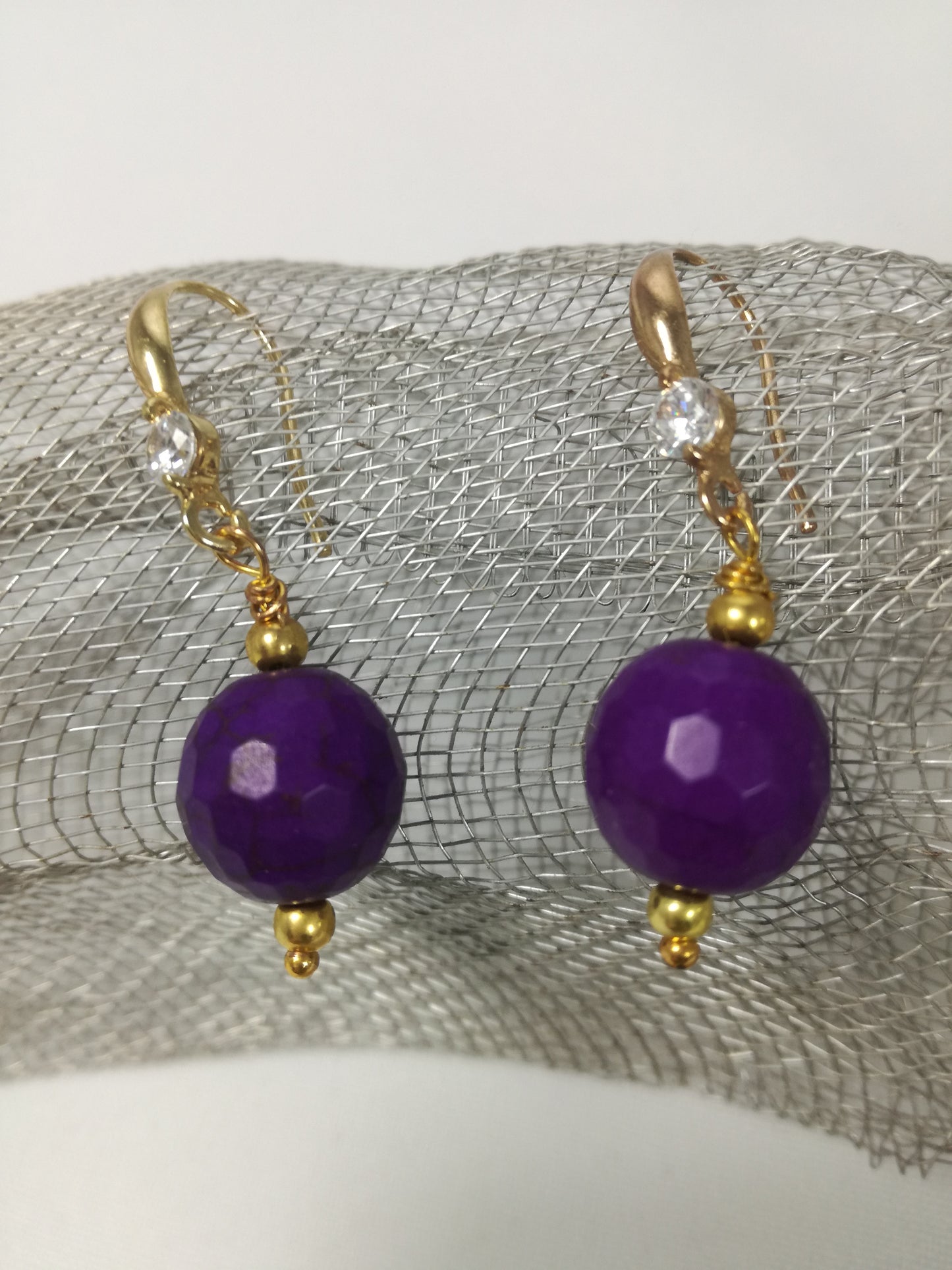 Orecchini LE PIETRE .016 monachella metallo dorato e strass con pietra sfaccettata viola.