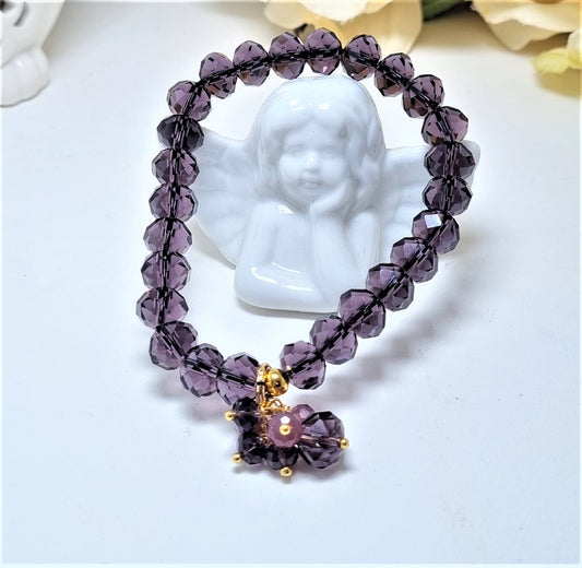 Bracciale I CRISTALLI .052 filo elastico cristalli boemia violacei trasparenti con ciondolini e metallo dorato.
