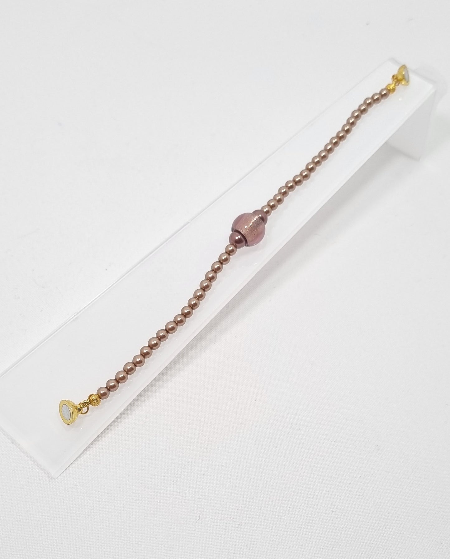 Bracciale LE PERLE .052  perline sintetiche bronzo e perla MURANO , chiusura magnetica.