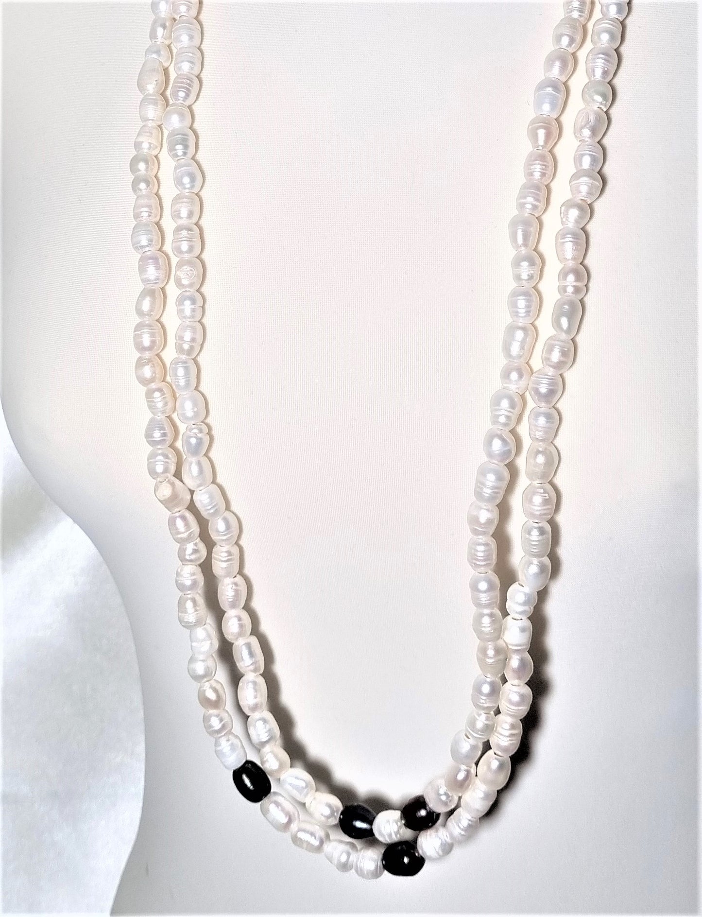 Collana LE PERLE .069 lunga, perle acqua dolce panna.