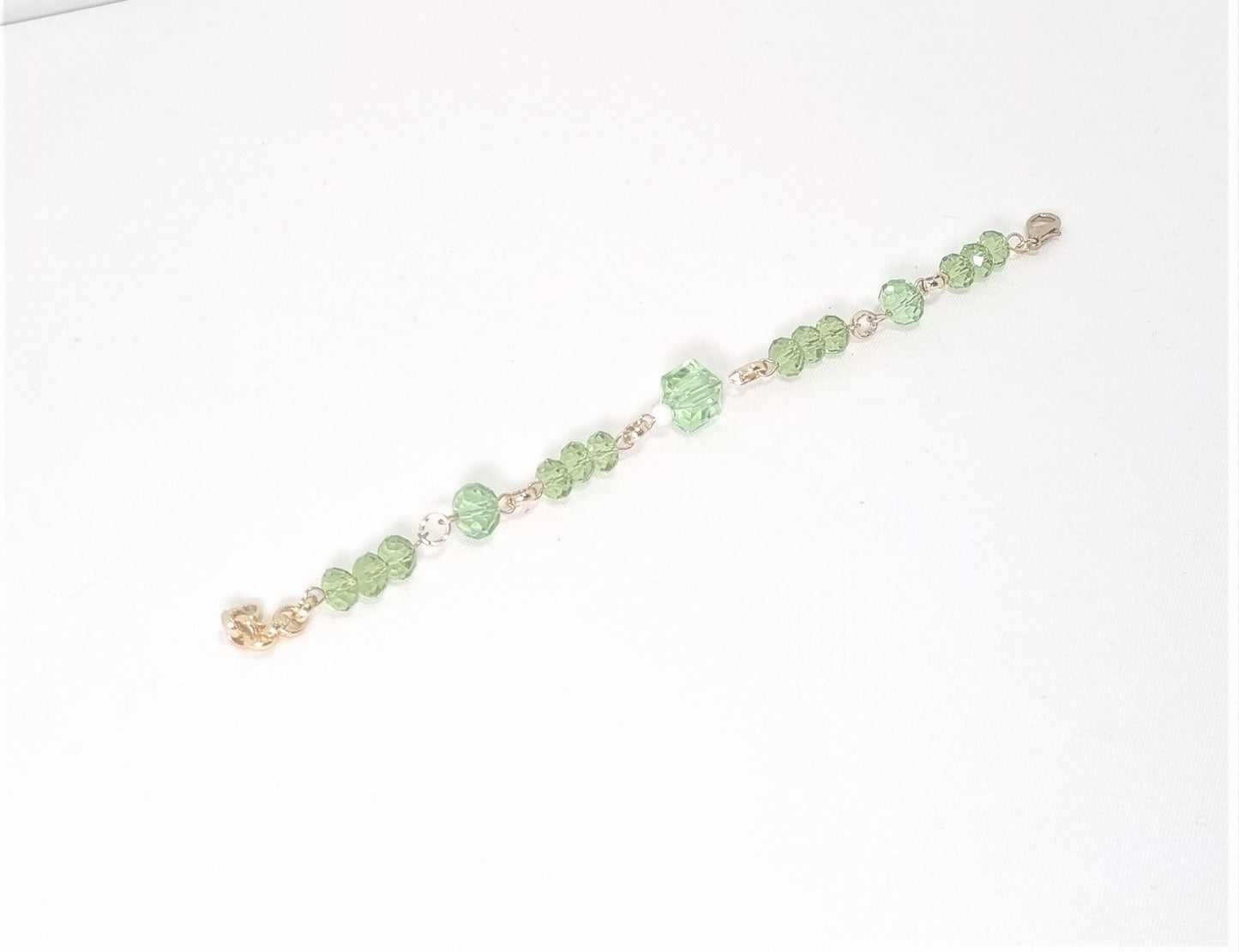 Bracciale I CRISTALLI .093 cristalli verde prato , maglie dorate.