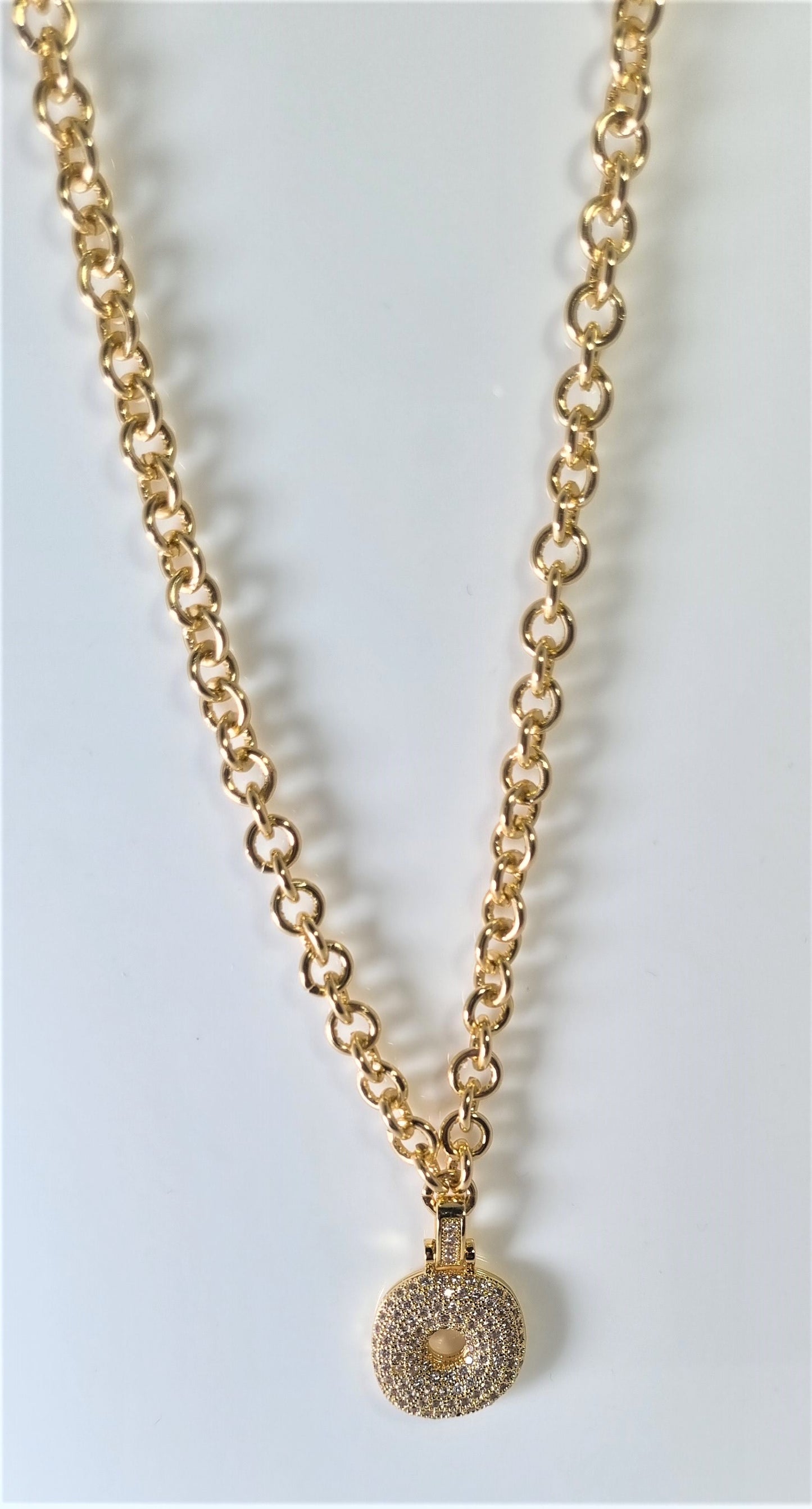 Collana GRACE i metalli .033 lunga maglie metallo dorato ciondolo dorato e strass lettera O