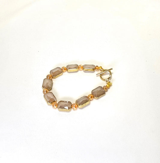 Bracciale I CRISTALLI .095 perle in vetro sfaccettate e incastonate con perle rotonde champagne.