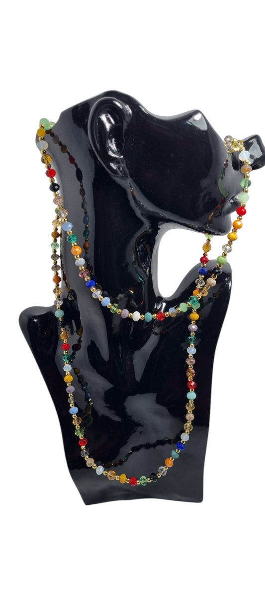 Collana I CRISTALLI .043a  un lungo filo di cristalli medi colorati e perline oro.