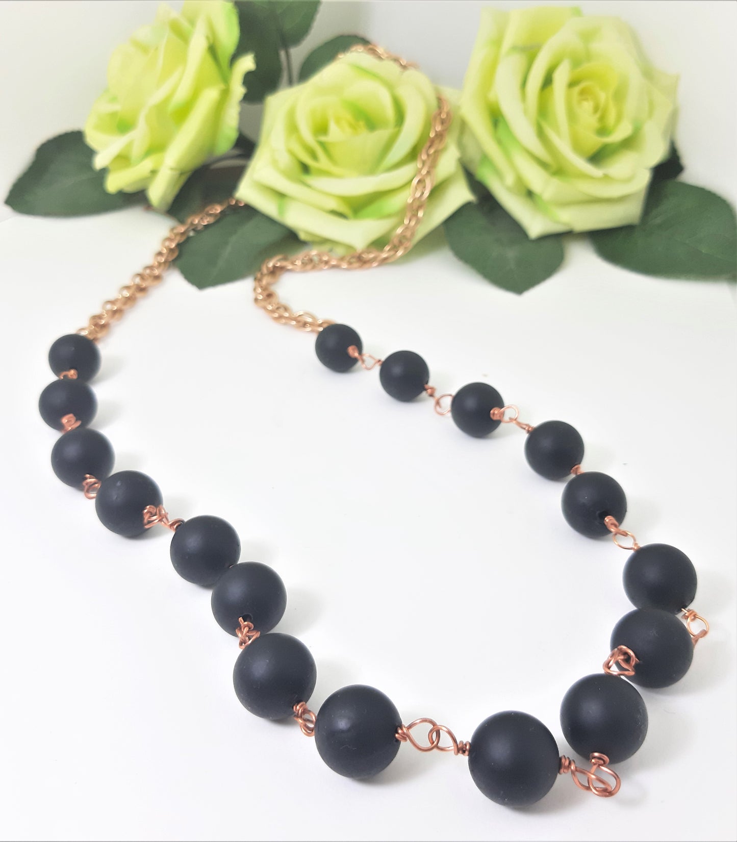 Collana GRACE i metalli .009 perle resina nero matto, maglie metallo ramato.