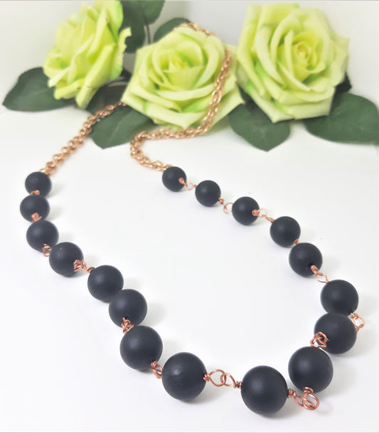 Collana GRACE i metalli .009 perle resina nero matto, maglie metallo ramato.