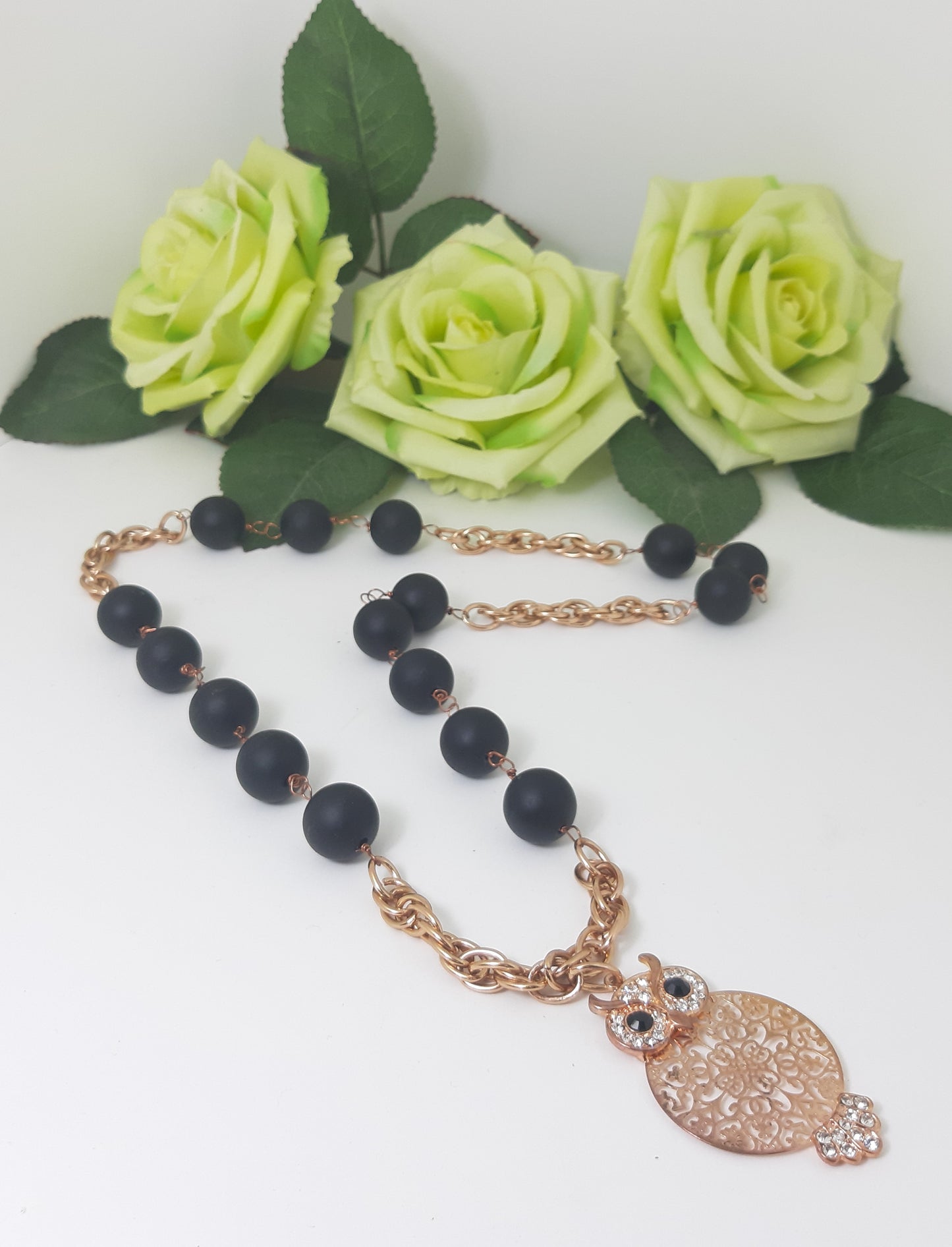 Collana GRACE i metalli .008 perle resina nero matto, maglie metallo ramato. ciondolo gufo.