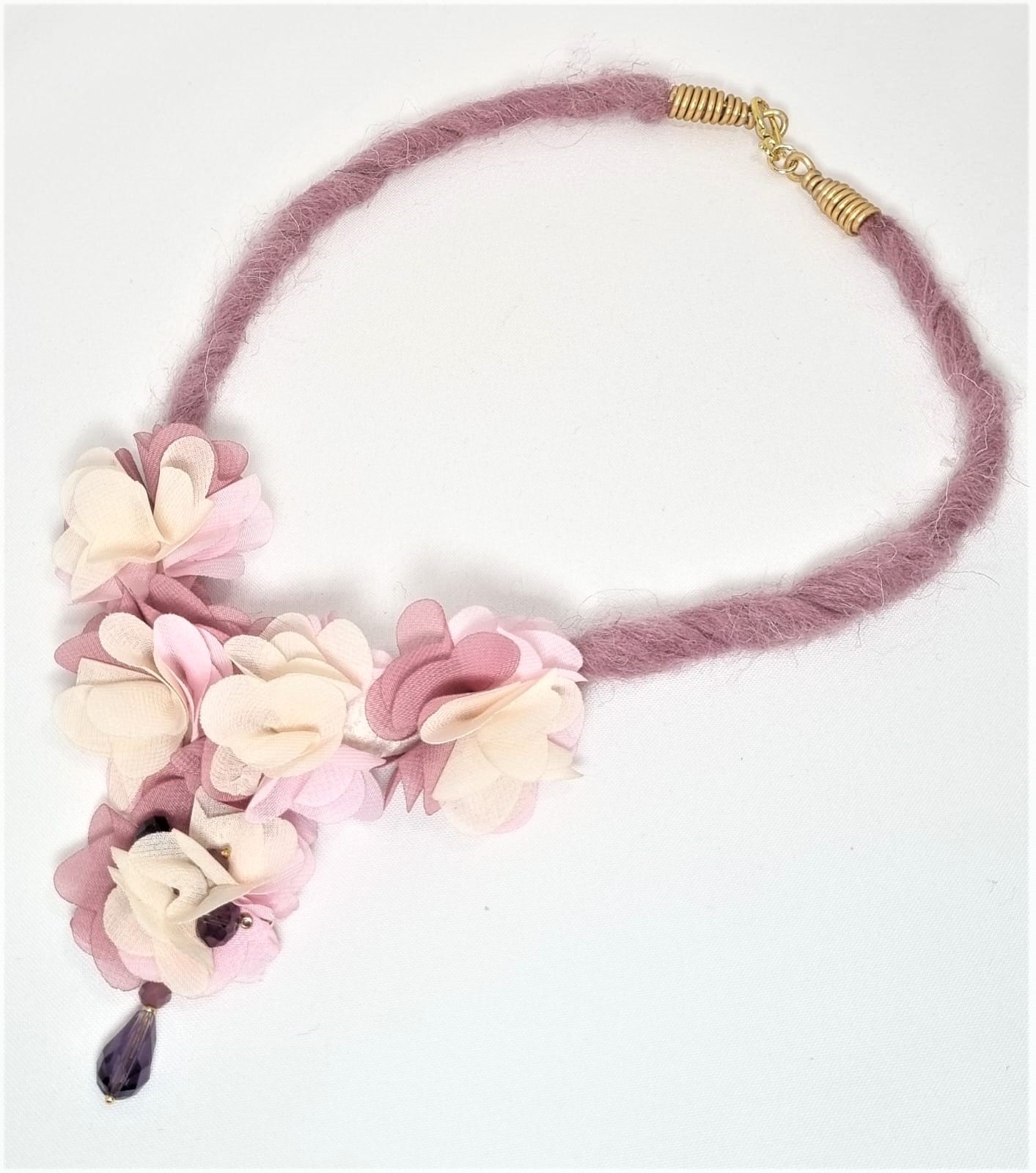 Collana LE ROSE .015 un filo morbido di lana rosa cipria, centrale fiori tessuto, ciondolo resina cristalli.