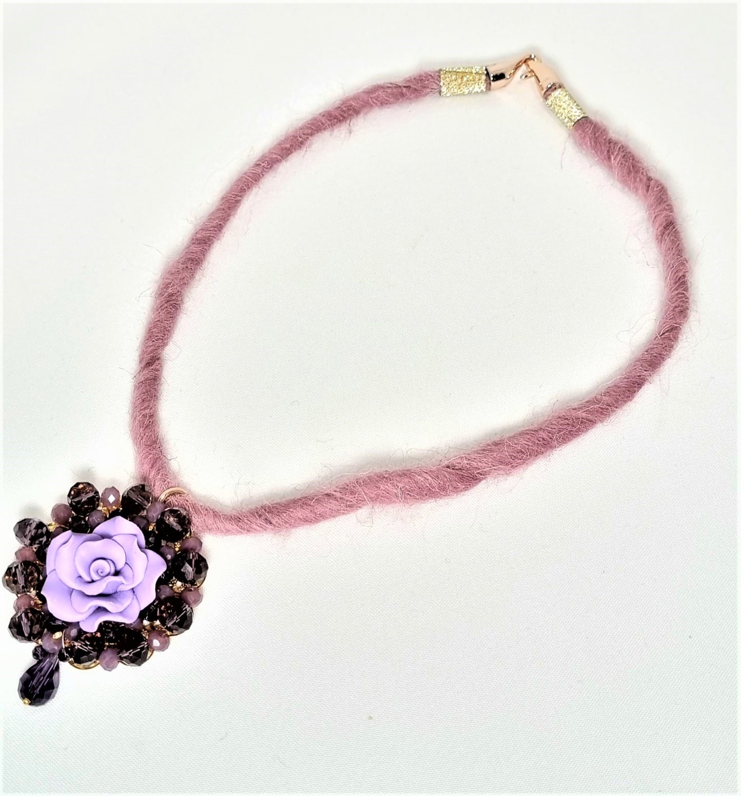 Collana LE ROSE .016 un filo morbido di lana rosa cipria, ciondolo resina fiore e cristalli.