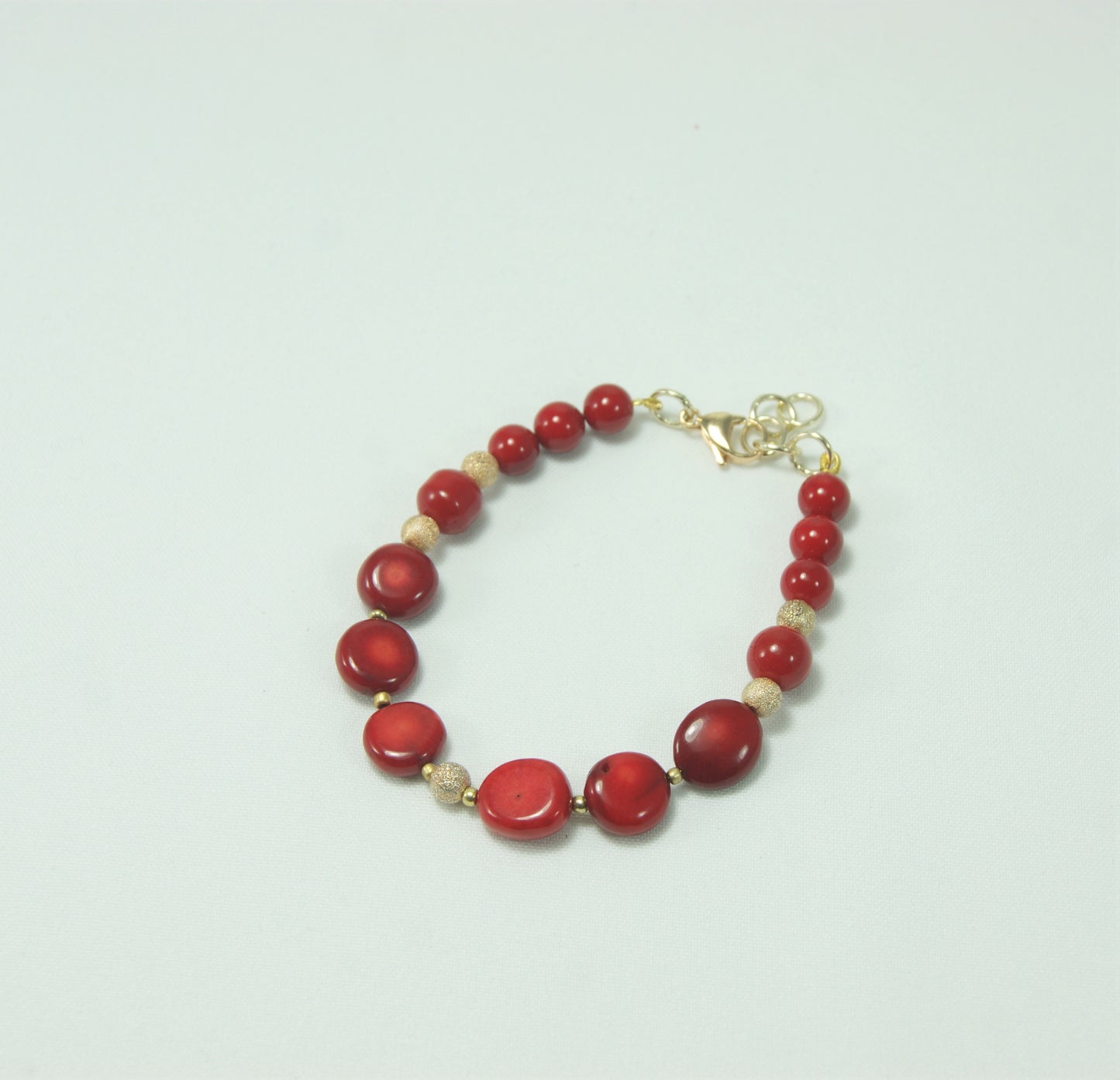 Bracciale I ROSSI .020  perle vetro e bottoni agata rossa, perle dorate .